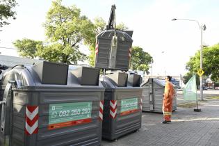 Presentación de contenedores metálicos para residuos mezclados en el barrio La Teja. Presentación de contenedores metálicos para residuos mezclados en el barrio La Teja.