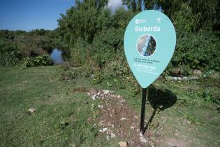 Colocación de cartel de biobardas en barrio Bajo Valencia