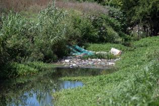 Colocación de cartel de biobardas en Arroyo Pantanoso y Luis Batlle Berres