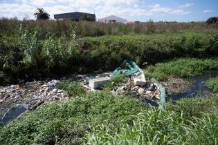 Colocación de cartel de biobardas en Arroyo Pantanoso y Luis Batlle Berres