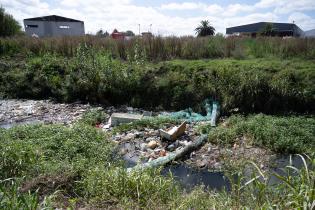 Colocación de cartel de biobardas en Arroyo Pantanoso y Luis Batlle Berres