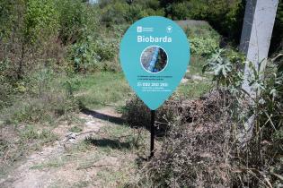 Colocación de cartel de biobardas en cañada Las Canteras