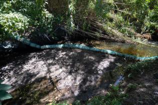 Colocación de cartel de biobardas en Camino José Strassner