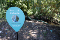 Colocación de cartel de biobardas en Camino José Strassner