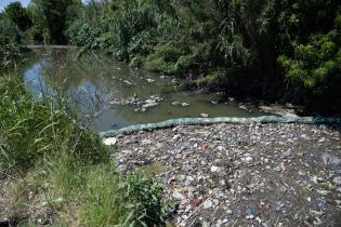 Colocación de cartel de biobardas en Camino Dionisio