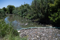 Colocación de cartel de biobardas en Camino Dionisio