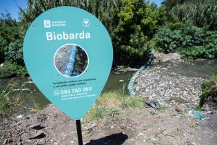 Colocación de cartel de biobardas en Camino Dionisio