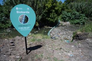 Colocación de cartel de biobardas en Camino Dionisio