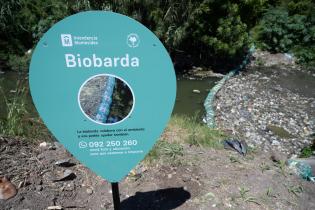 Colocación de cartel de biobardas en Camino Dionisio