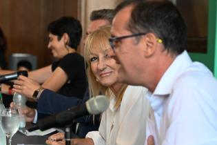 Carolina Cosse y Guillermo Moncecchi firma convenio con Ministerio de ambiente para la construcción de Planta de Valorización de Orgánicos para producir alimento porcino 