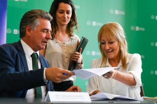 Intendenta Carolina Cosse firma convenio con Ministerio de ambiente para la construcción de Planta de Valorización de Orgánicos para producir alimento porcino ,  22 de febrero de 2024