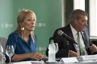 Intendenta Carolina Cosse realiza presentación de buses eléctricos para turismo Intendenta Carolina Cosse realiza presentación de buses eléctricos para turismo