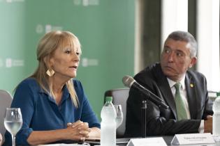 Intendenta Carolina Cosse realiza presentación de buses eléctricos para turismo Intendenta Carolina Cosse realiza presentación de buses eléctricos para turismo