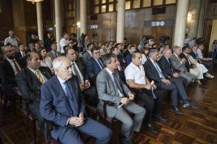Intendenta Carolina Cosse realiza presentación de buses eléctricos para turismo Intendenta Carolina Cosse realiza presentación de buses eléctricos para turismo
