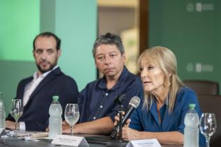 Intendenta Carolina Cosse realiza presentación de buses eléctricos para turismo 