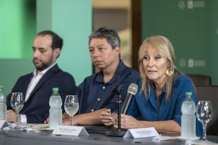 Intendenta Carolina Cosse realiza presentación de buses eléctricos para turismo Intendenta Carolina Cosse realiza presentación de buses eléctricos para turismo