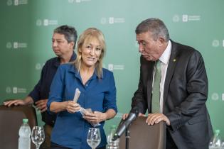 Intendenta Carolina Cosse realiza presentación de buses eléctricos para turismo Intendenta Carolina Cosse realiza presentación de buses eléctricos para turismo