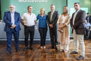 Intendenta Carolina Cosse realiza presentación de buses eléctricos para turismo Intendenta Carolina Cosse realiza presentación de buses eléctricos para turismo