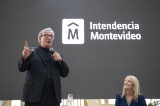 Intendenta de Montevideo Carolina Cosse participa de la declaración de Ciudadano Ilustre de Montevideo a Cacho de la Cruz