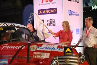 Intendenta Carolina Cosse participa de la largada simbólica de la 20° edición del Gran Premio del Uruguay 19 Capitales Histórico Intendenta Carolina Cosse participa de la largada simbólica de la 20° edición del Gran Premio del Uruguay 19 Capitales Histórico