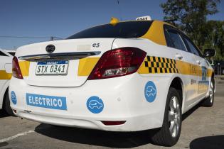 Presentación de 10 taxis eléctricos en la terminal del Cerro