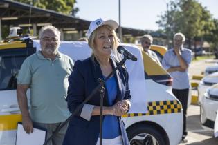 Intendenta de Montevideo Carolina Cosse, participa de la presentación de 10 taxis eléctricos en la terminal del Cerro 