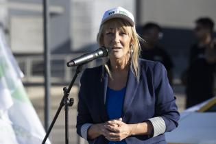 Intendenta de Montevideo Carolina Cosse, participa de la presentación de 10 taxis eléctricos en la terminal del Cerro 