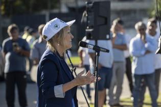 Intendenta de Montevideo Carolina Cosse, participa de la presentación de 10 taxis eléctricos en la terminal del Cerro 