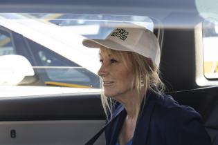 Intendenta de Montevideo Carolina Cosse, participa de la presentación de 10 taxis eléctricos en la terminal del Cerro Intendenta de Montevideo Carolina Cosse, participa de la presentación de 10 taxis eléctricos en la terminal del Cerro