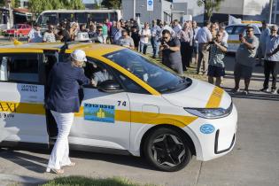 Presentación de 10 taxis eléctricos en la terminal del Cerro