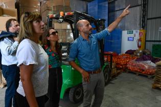 Olga Otegui visita las instalaciones de Verdeagua, empresa de producción de lechugas hidropónicas