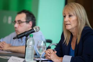 Intendenta de Montevideo Carolina Cosse en la presentación de nueva tecnología para máquinas expendedoras de boletos Intendenta de Montevideo Carolina Cosse en la presentación de nueva tecnología para máquinas expendedoras de boletos