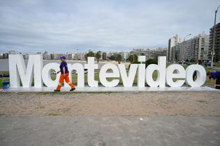 Intervención en cartel Montevideo en el marco de Marzo Mes de las Mujeres