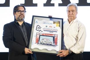 Intendente (i) Mauricio Zunino participa de la llegada simbólica y entrega de premios de la 20° edición del gran premio del Uruguay 19 Capitales Histórico