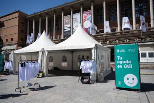 Campaña tu ayuda es útil en la explanada de la intendencia de Montevideo