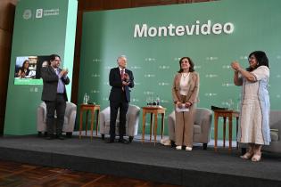 Declaración de Visitante Ilustre de Montevideo a Peter Burkey María Lucía García Pallares-Burke