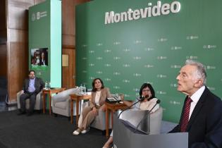 Declaración de Visitante Ilustre de Montevideo a Peter Burkey María Lucía García Pallares-Burke