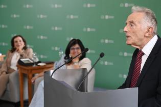 Directora de Cultura María Inés Obaldía participa de la declaración de Visitante Ilustre de Montevideo a Peter Burkey María Lucía García Pallares-Burke