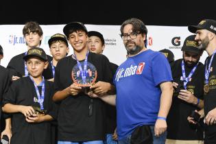 Intendente (i) Mauricio Zunino en la entrega de premios de la final del torneo Jr. NBA en Antel Arena