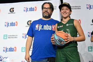 Intendente (i) Mauricio Zunino en la entrega de premios de la final del torneo Jr. NBA en Antel Arena