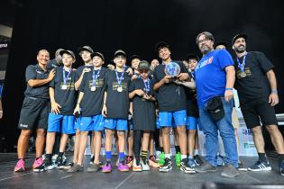 Intendente (i) Mauricio Zunino, en la entrega de premios de la final del torneo Jr. NBA en Antel Arena