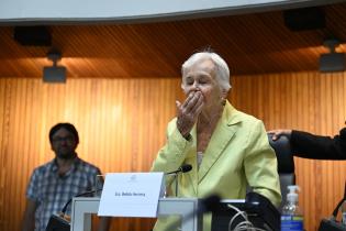 Entrega del premio Montevideanas a Belela Herrera en la Junta Departamental de Montevideo