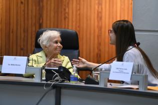 Entrega del premio Montevideanas a Belela Herrera en la Junta Departamental de Montevideo