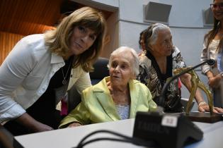 Entrega del premio Montevideanas a Belela Herrera en la Junta Departamental de Montevideo