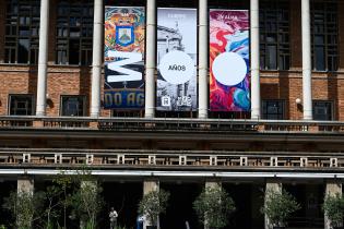 Fachada de la intendencia por los 300 años de Montevideo