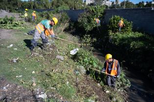 Limpieza de cañada en barrio Aquiles Lanza