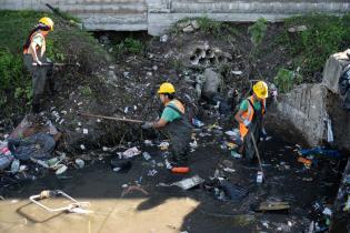 Limpieza de cañada en barrio Aquiles Lanza