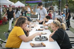  Juega el B, en la plaza Líber Seregni