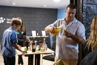 Degustación de vinos Bodega Vallabrino en el Stand de Turismo de la Semana Criolla 2024