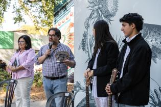 Mauricio Zunino (i) y María Inés Obaldía en la premiación a Faustina Diego Urbin en la Semana Criolla 2024